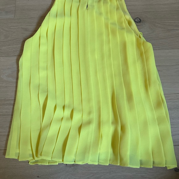 J.Crew Yellow Keyhole Pleated Chiffon Sleeveless Blouse Size 2 - Picture 6 of 7